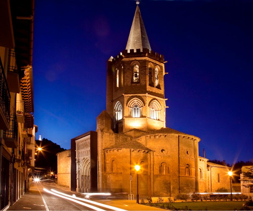 Vista nocturna de Santa María de Sangüesa